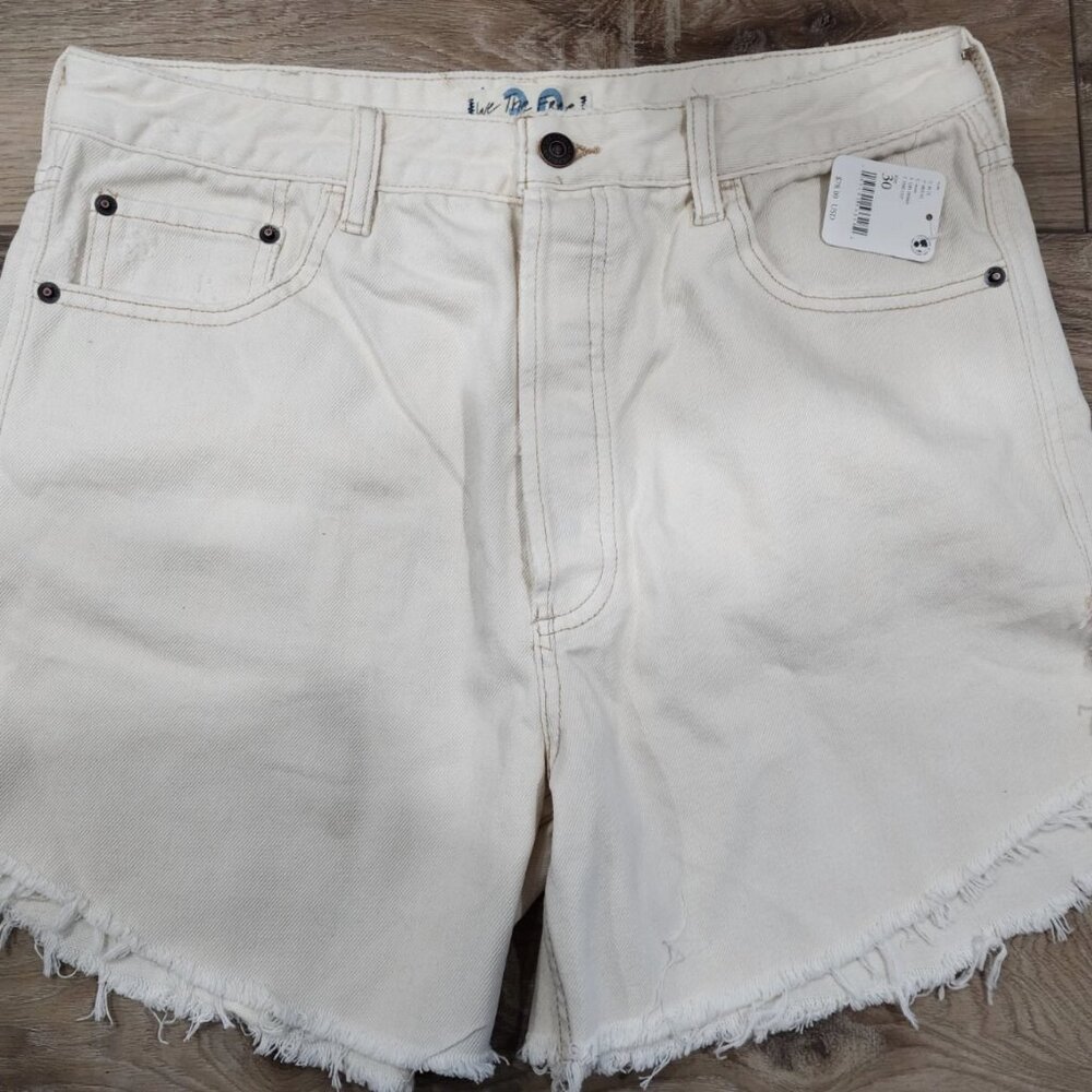 NWT women's FREE PEOPLE / WE THE FREE Cream jean denim shorts sz 30 distressed T